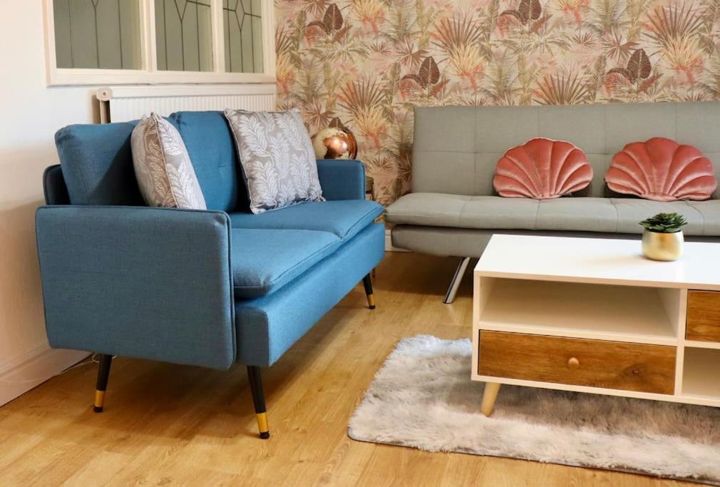 Lovely Staycation With Family Free Parking & Wifi Лийдс Екстериор снимка