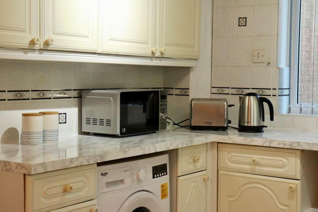 Lovely Staycation With Family Free Parking & Wifi Лийдс Екстериор снимка