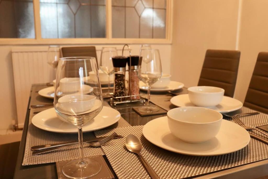 Lovely Staycation With Family Free Parking & Wifi Лийдс Екстериор снимка