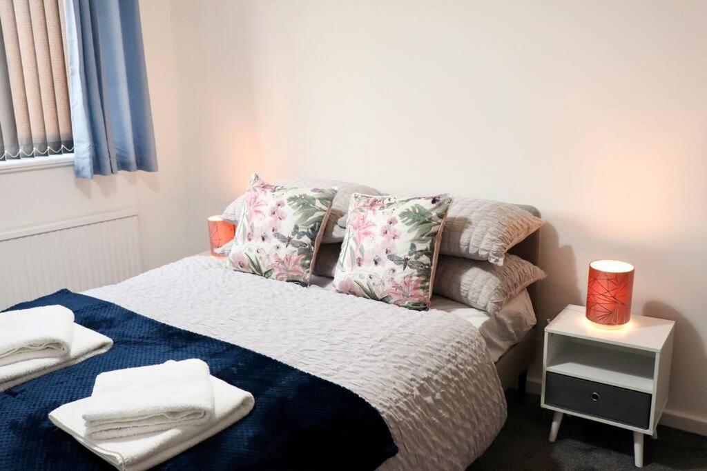 Lovely Staycation With Family Free Parking & Wifi Лийдс Екстериор снимка