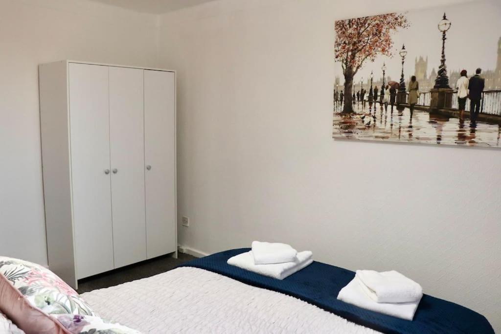 Lovely Staycation With Family Free Parking & Wifi Лийдс Екстериор снимка