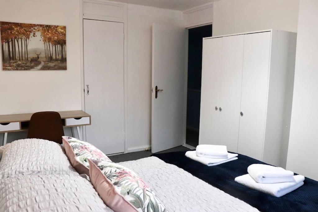 Lovely Staycation With Family Free Parking & Wifi Лийдс Екстериор снимка