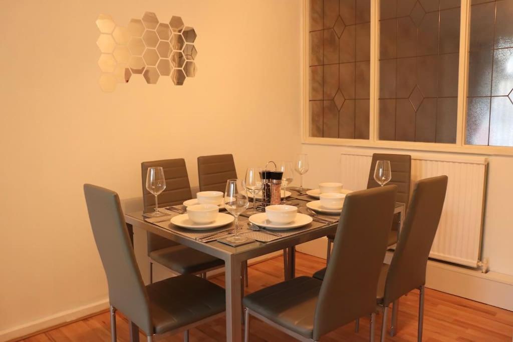 Lovely Staycation With Family Free Parking & Wifi Лийдс Екстериор снимка