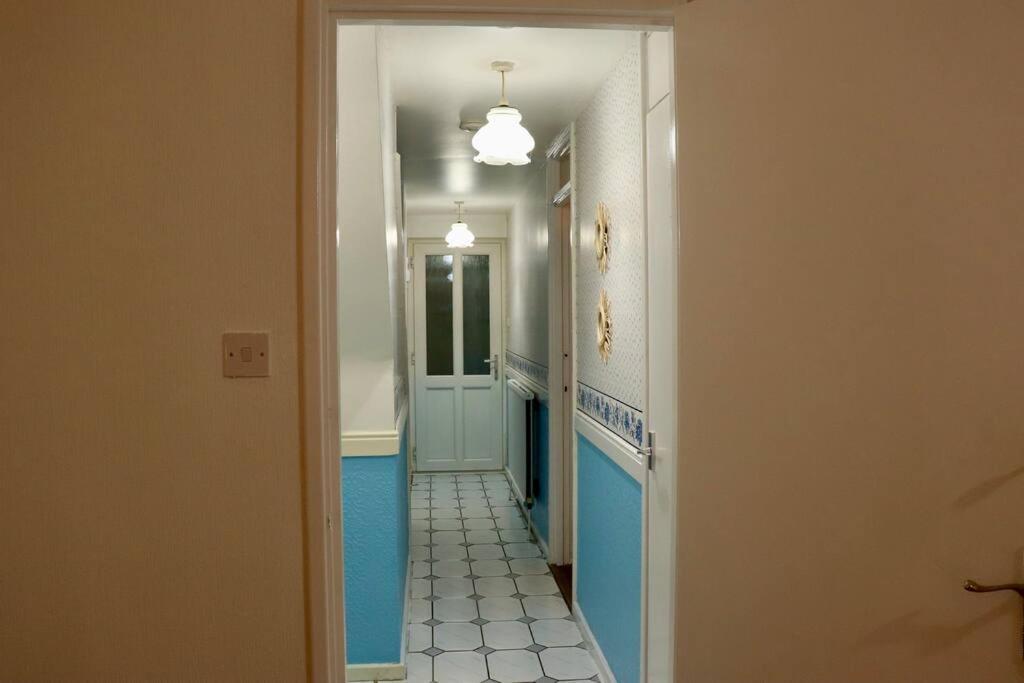 Lovely Staycation With Family Free Parking & Wifi Лийдс Екстериор снимка