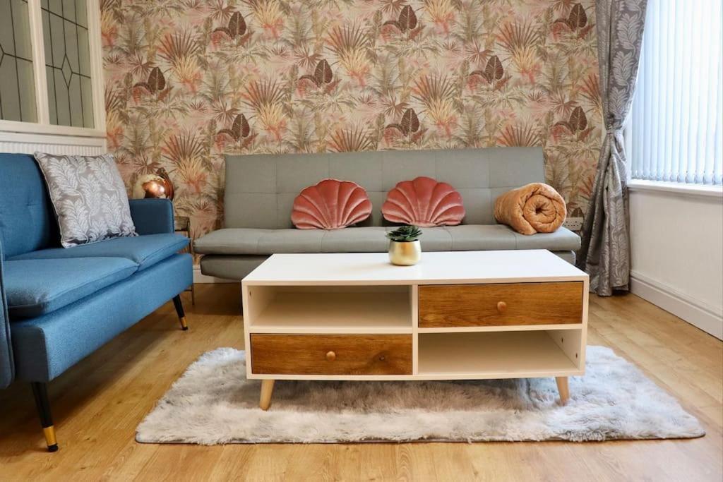 Lovely Staycation With Family Free Parking & Wifi Лийдс Екстериор снимка