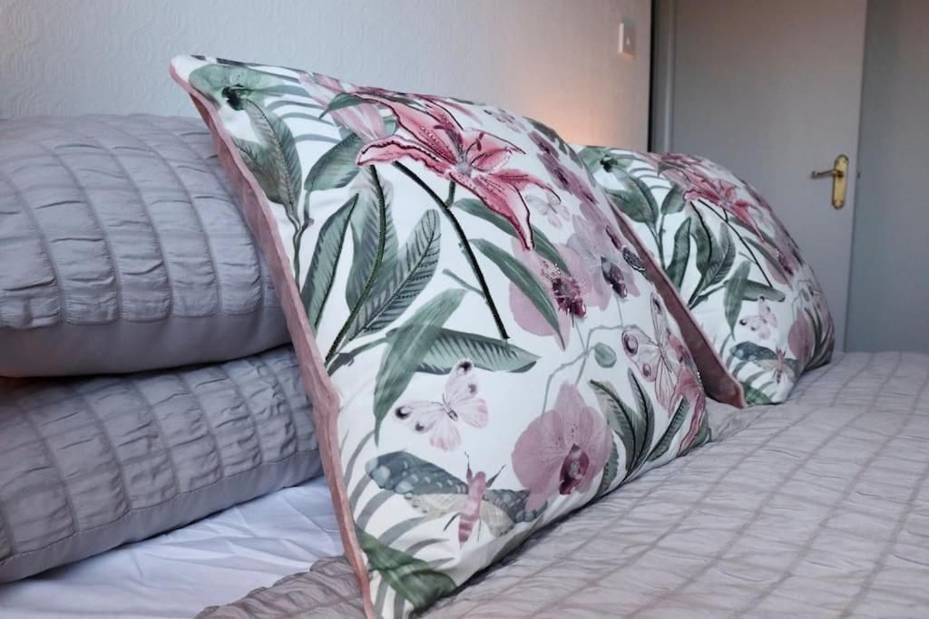 Lovely Staycation With Family Free Parking & Wifi Лийдс Екстериор снимка