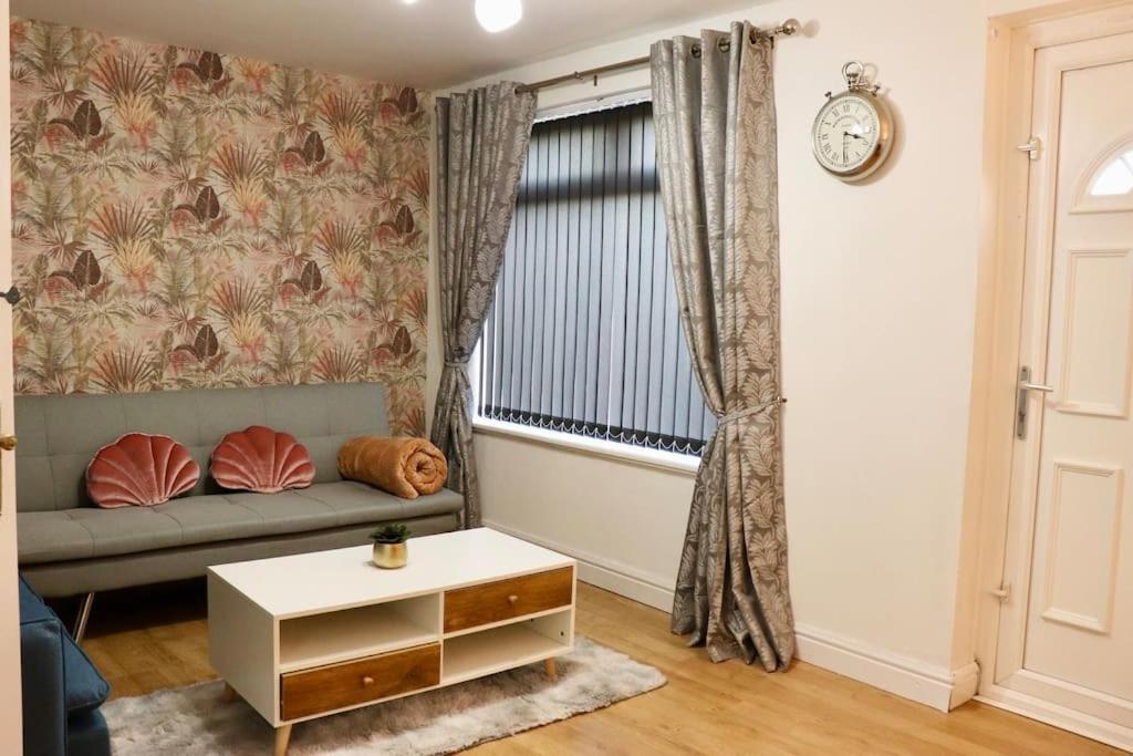 Lovely Staycation With Family Free Parking & Wifi Лийдс Екстериор снимка