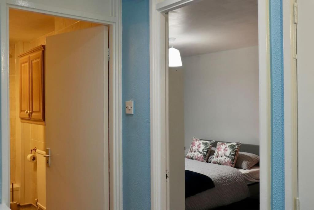 Lovely Staycation With Family Free Parking & Wifi Лийдс Екстериор снимка