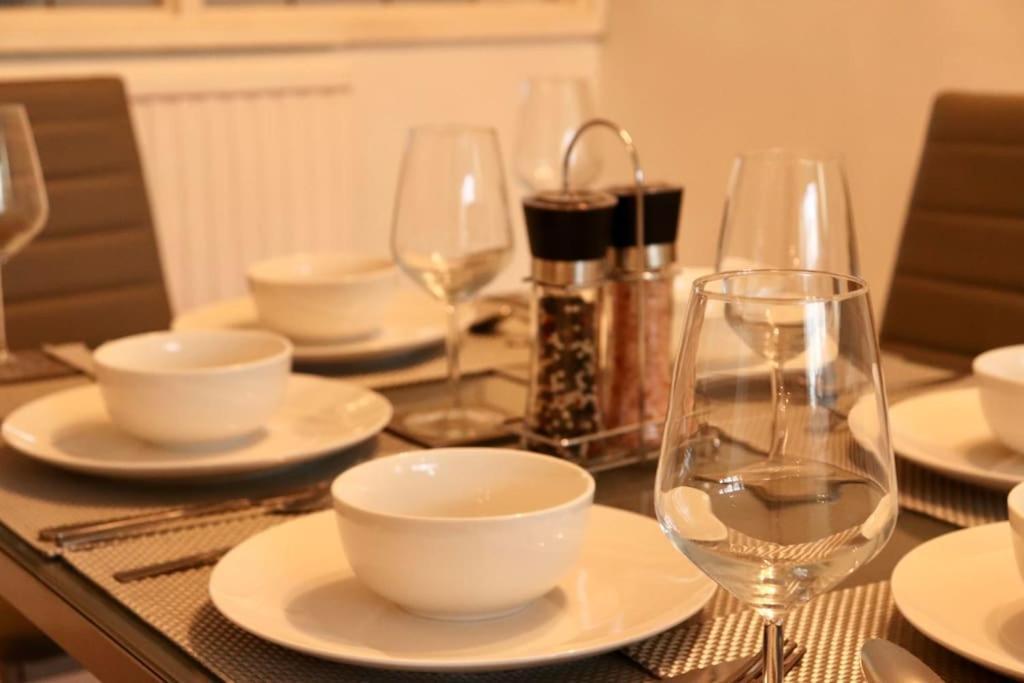 Lovely Staycation With Family Free Parking & Wifi Лийдс Екстериор снимка