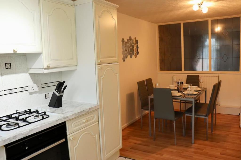 Lovely Staycation With Family Free Parking & Wifi Лийдс Екстериор снимка