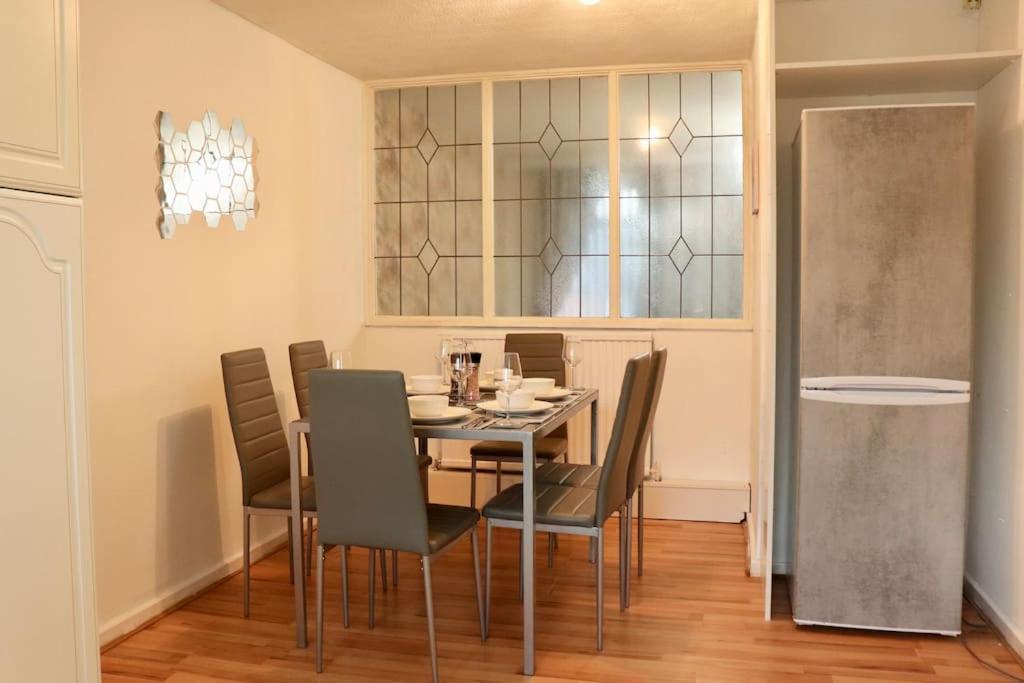 Lovely Staycation With Family Free Parking & Wifi Лийдс Екстериор снимка